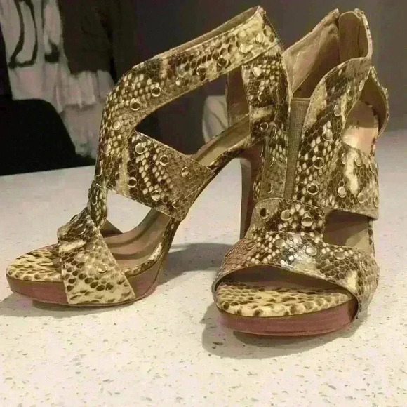 Stuart Weitzman Roccia Serpent Leather Pumps - Picture 1 of 12